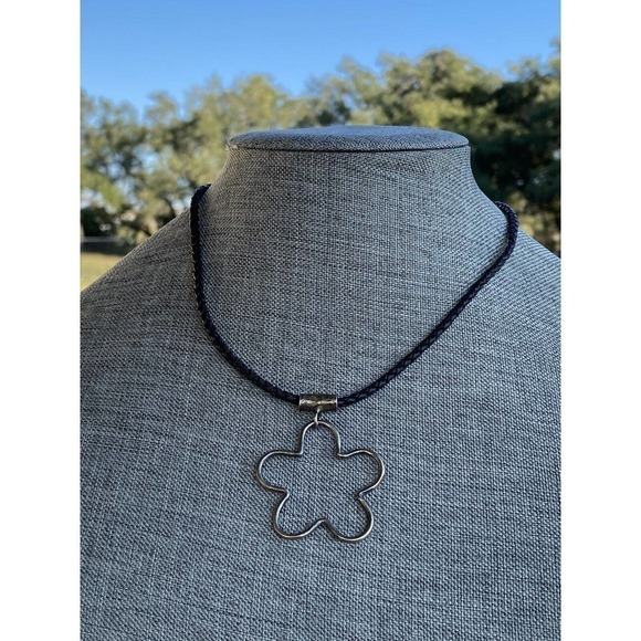925 Silpada Necklace Flower Hammered Oxidized Pendant Black Leather ? Cord 16” - Picture 1 of 11